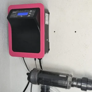 Clorador salino con célula de electrólisis recién instalado en piscina