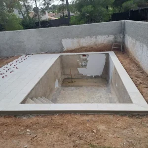 Coronación de piscina de obra y continuación del porcelánico en la terraza