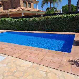 Piscina de obra nueva terminada y lista para su primer uso