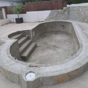 Piscina de obra recién gunitada con hormigón proyectado
