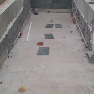 Proceso de revestimiento con porcelánico en piscina de obra