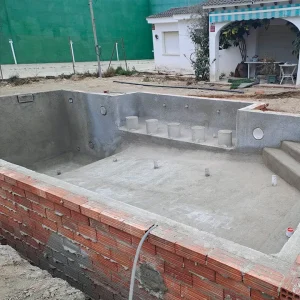 Construcción de piscina de obra en fase estructural avanzada