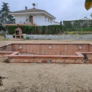 Piscina de obra encofrada durante la fase de construcción