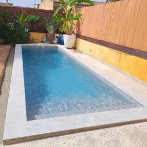 Piscina de obra terminada mostrando la correcta circulación del agua