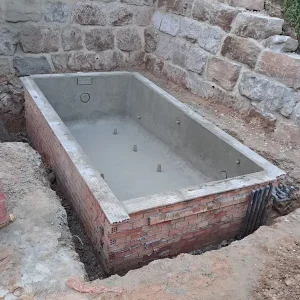 Piscina gunitada con hormigón proyectado en fase de construcción