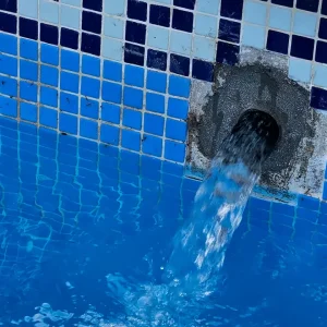 Reparación de piscina en El Vendrell con salida de agua funcionando
