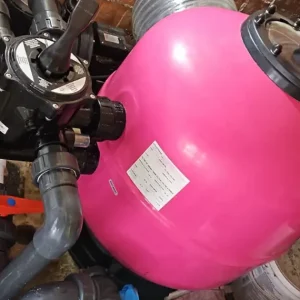 Válvula selectora y filtro de piscina recién instalados