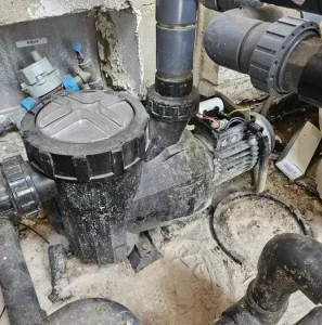 bomba de piscina estropeada detectada para reparación