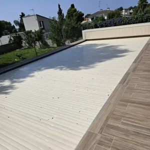 Cobertor para piscina instalado en vivienda particular