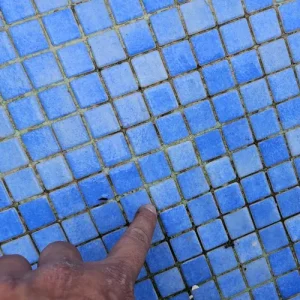 gresite de piscina sin borada detectado para reparación