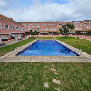 Piscina comunitaria grande en complejo residencial con mantenimiento profesional