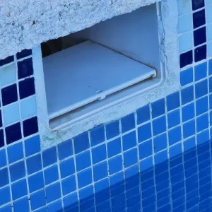 piscina con nivel bajo de agua por fuga detectada