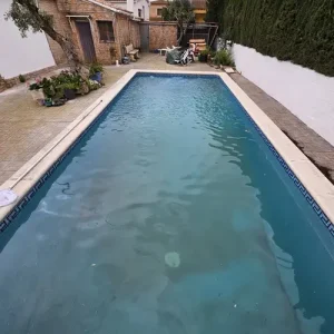piscina con agua turbia y fondo sucio para limpieza y recuperación