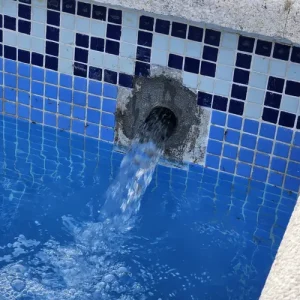 boquilla impulsora de piscina en reparación