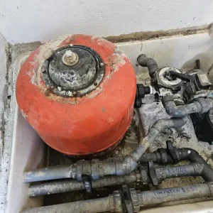 sistema de filtración de piscina antiguo para reparación