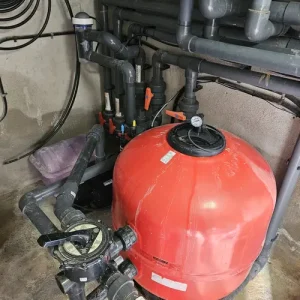 sistema de filtración de piscina revisado para reparación