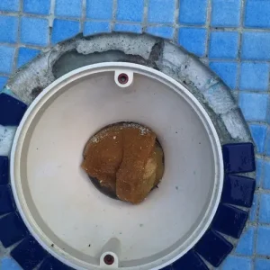 sumidero de piscina con agujero en hormigón para reparación