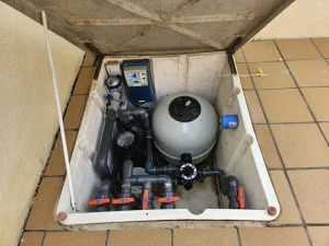 Caseta semienterrada de piscina con bomba y filtro de arena instalada correctamente