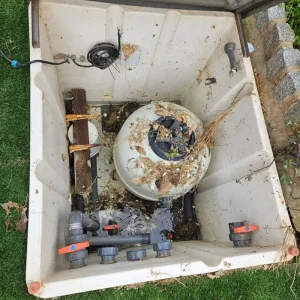caseta semienterrada de piscina inundada con equipos afectados