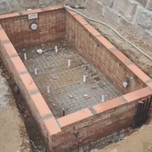 encofrado de piscina de obra en El Vendrell con estructura y ferralla preparada