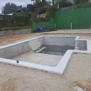 aplicación de gunite en piscina de obra en Tarragona con instalación hidráulica integrada