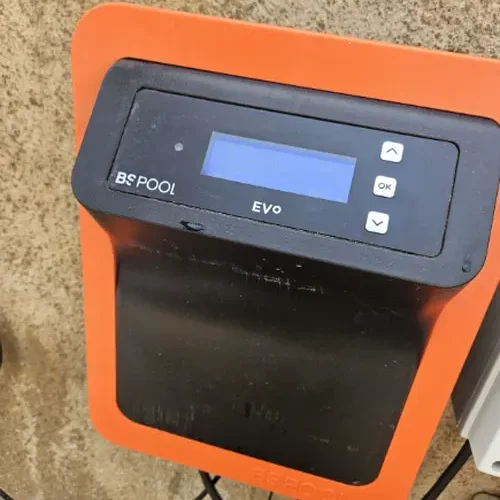 equipo de electrólisis salina instalado en piscina en El Vendrell para control automático del agua