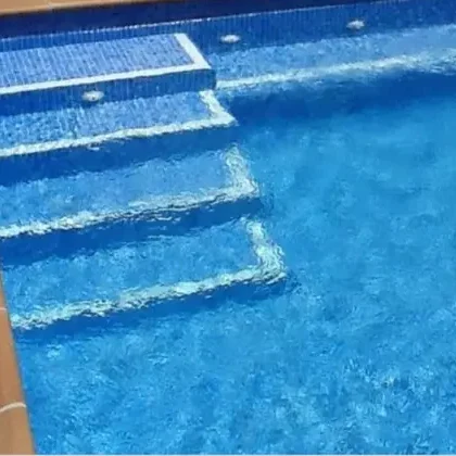 instalación de lámina armada azul en piscina en Santa Oliva con escalera de obra y bancada integrada