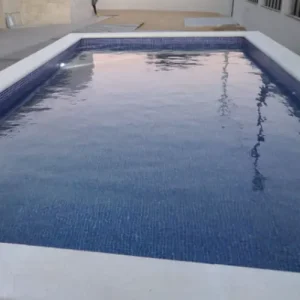 mantenimiento de piscina en El Francás El Vendrell con agua limpia y equilibrada