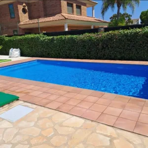 mantenimiento de piscina en El Francás El Vendrell con agua limpia y cristalina