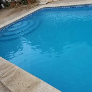 mantenimiento de piscina en Priorat de Banyeres El Vendrell con agua limpia y equilibrada