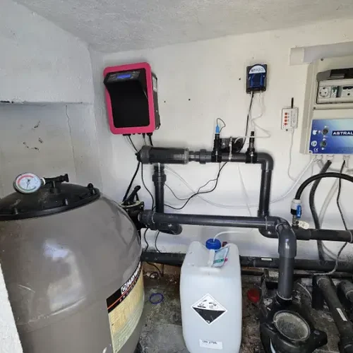 instalación de electrólisis salina con control automático de pH en piscina en El Vendrell