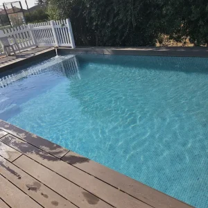 Piscina de alquiler vacacional limpia y lista para huéspedes