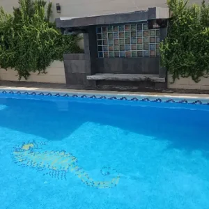 piscina de alquiler vacacional en El Vendrell limpia y mantenida con agua cristalina