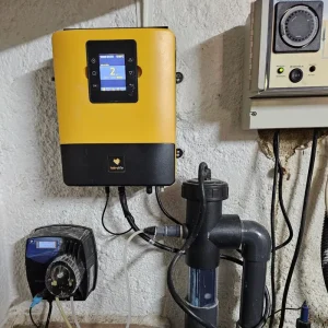 Sistema de electrólisis salina instalado en caseta técnica de piscina