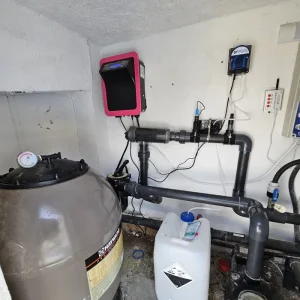 Sistema de filtración con electrólisis salina instalado en caseta técnica